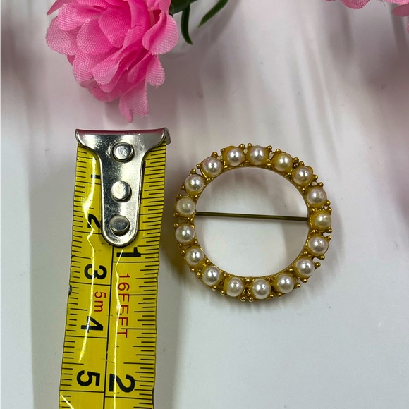 Pearl Wreath Minimalist Vintage Brooch - Picture 5 of 5